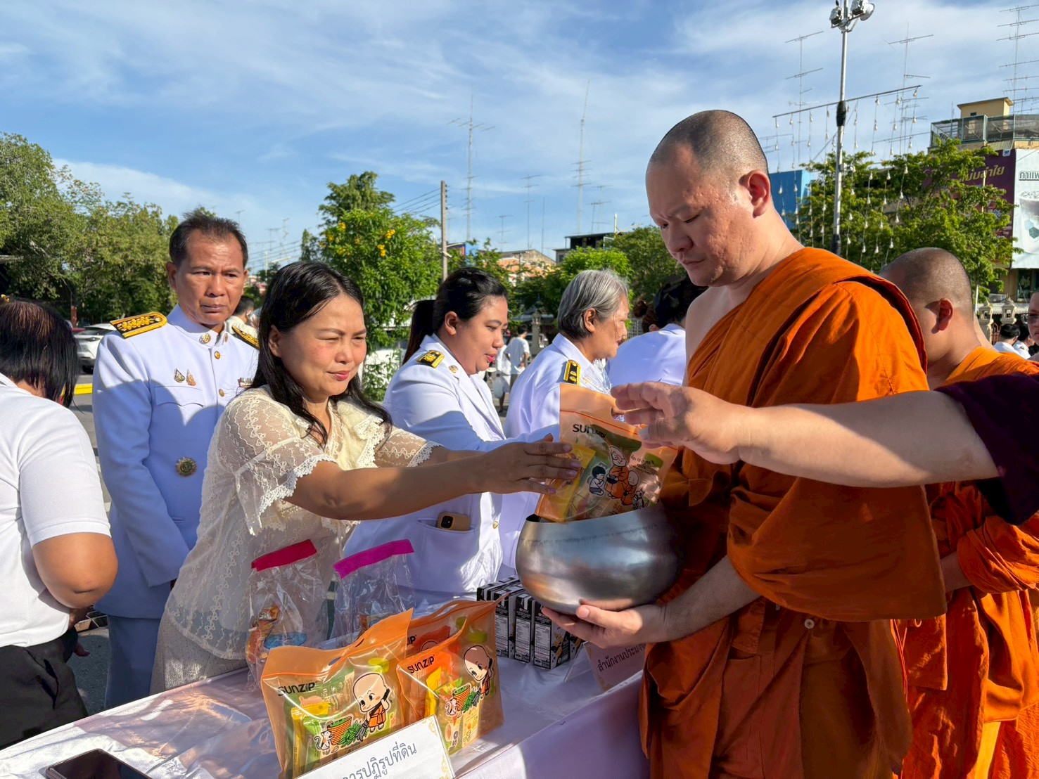 title - ส.ป.ก.นครปฐม เข้าร่วมพิธีเจริญพระพุทธมนต์ และทำบุญตักบาตร ถวายพระราชกุศลแด่ สมเด็จพระนางเจ้าฯ พระบรมราชินี เนื่องในโอกาสพระราชพิธีมหามงคลเฉลิมพระชนมพรรษา 4 รอบ 3 มิถุนายน 2569